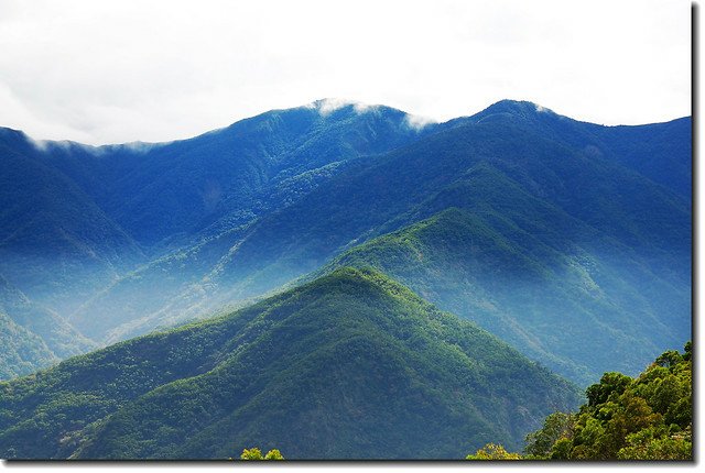 大漢林道南眺馬羅寺山(中左)