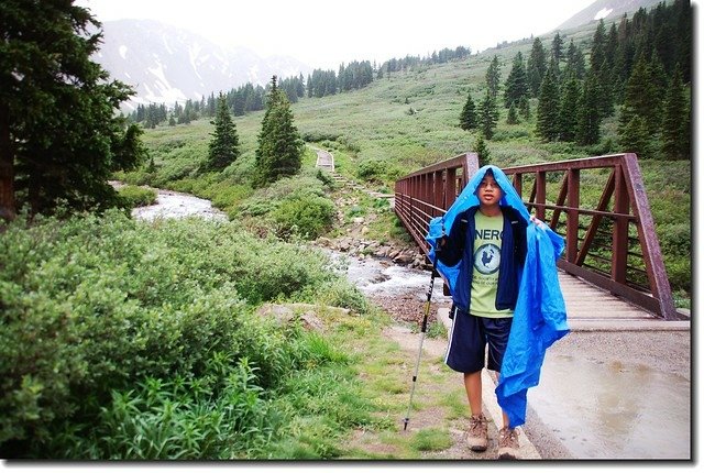 雖淋了一點雨，總算下山了！