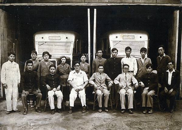 圖為昭和12年(1937)左右，「臺中輕鐵株式會社埔里發著所」職員合影，主任為比嘉憲六。發著所位置在埔里332番地，即今中正路埔里臺汽客運站址。_圖_陳重濱、埔里影像故事館提供(1)