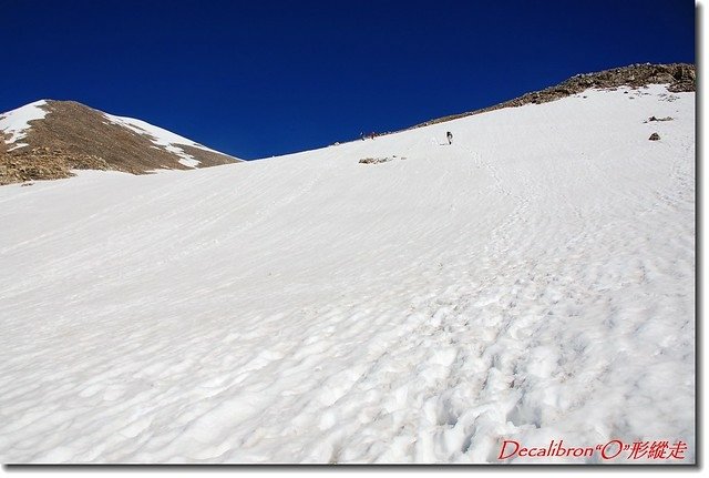 登山客穿越雪原直抵稜線