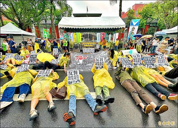 全國廢核行動平台在其臉書上發起「溫柔堅定的力量：立法院靜走繞