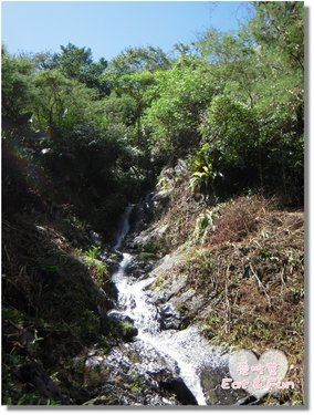 岩壁間的山澗