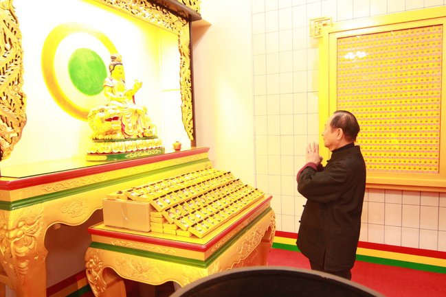 IMG_6179_師父禮敬文殊菩薩及為金錢琉璃金菩提開光.JPG