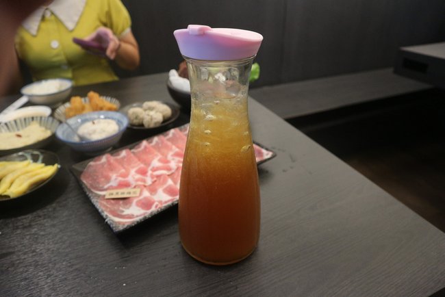 《台中美食》台中洞豆腐麻辣鴛鴦鍋- 古風雅致、火鍋料豐富，中