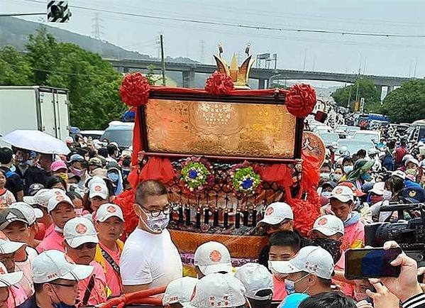 大甲媽回鑾轎頂掛700萬金匾額-每年大甲媽祖遶境回鑾期間，會