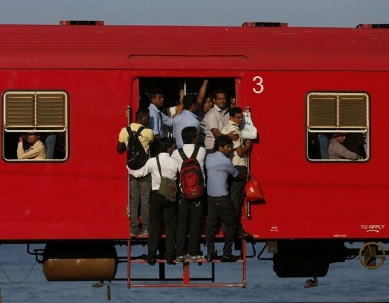 火車頂載客/巴基斯坦-孟加拉的火車，就連車頂也座無虛席，這般