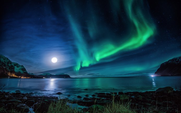 星空極光01 aurora borealis moon night.jpg