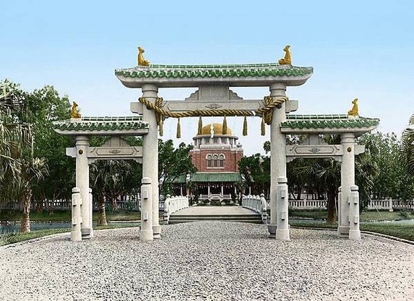 建功神社為日本傳統神社未有之建築式樣，建造外型相似台灣牌坊建