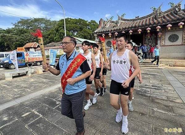 睽違12年 金門離島聯合運動會向「恩主公」請引聖火-在庵前村