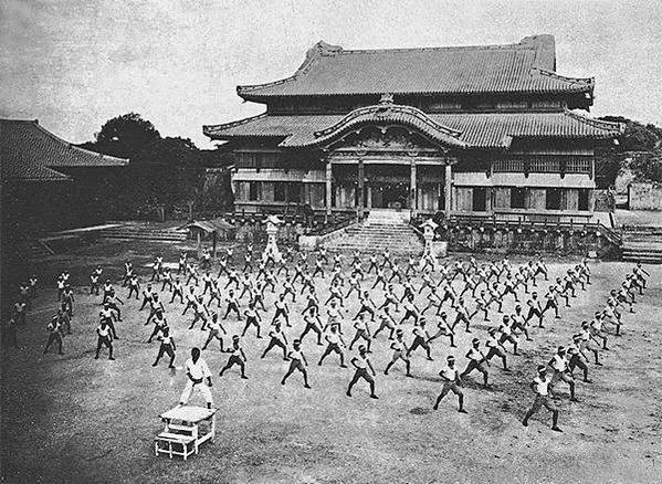 老照片/臺北明治橋旁臺灣神社鳥居/裕仁皇太子車隊行經臺灣總督