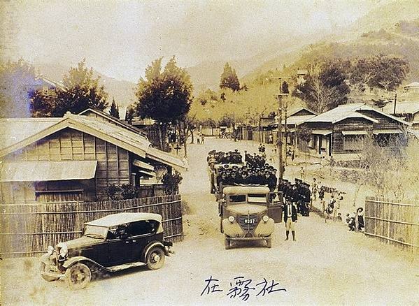 圖為1940年代，能高郡下警察官吏在霧社方面進行野外演習時，動員自動車運送的舊影。_圖_童萬益、埔里影像故事館提供