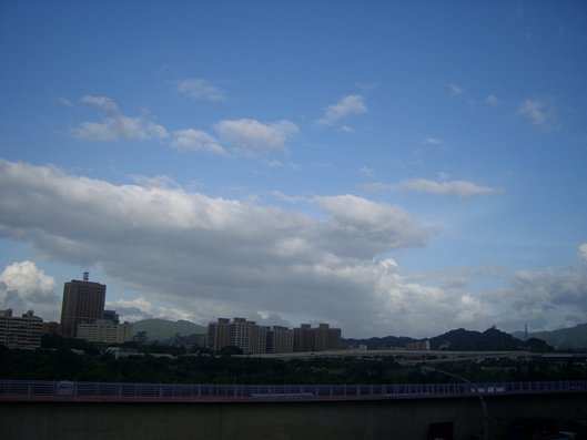 颱風過後的雲層!雲腳長了毛~