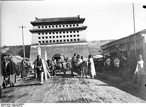 Bundesarchiv_Bild_137-000591,_China,_Peking,_Stadttor_Tschien_Mön