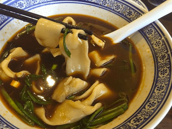 新竹好吃的牛肉麵,段純貞牛肉麵,搭配上蔥末及滿滿的酸菜讓人看了口水一直流