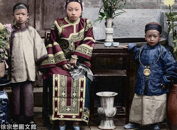 台南一戶富裕家庭人家的合照，婦女與小孩穿著中國傳統服飾。晚清