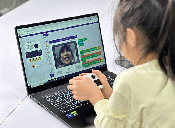 小栗方AI學習機使用情境，透過視覺辨識來辨別年齡！
