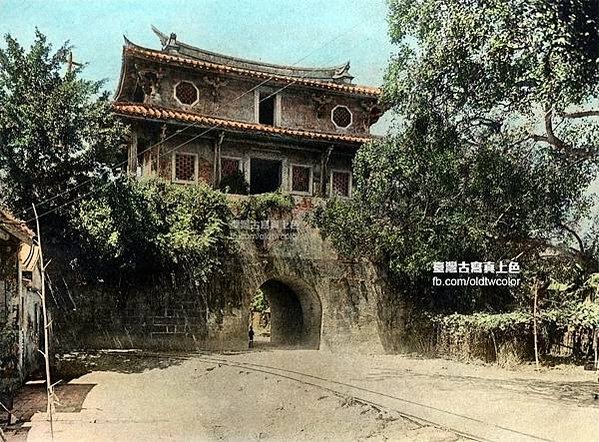 日本時代初期臺南大東門(迎春門)影像數位上色，城門外還可見到