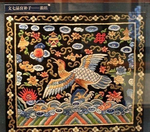 清日早期台灣的婚禮-新郎禮服本為正七品官的官服，使用時須繳納