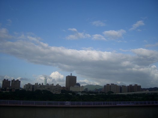 颱風過後的雲層!雲腳長了毛~