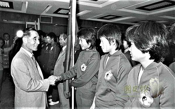 鄭為元理事長生前為中華木蘭女足球授旗打氣。（取自國史館圖片）.jpg