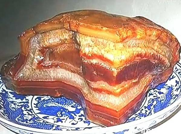 豬肉石/豬肉石是一種罕見的礦物，通常由沉積岩或變質岩與其他礦