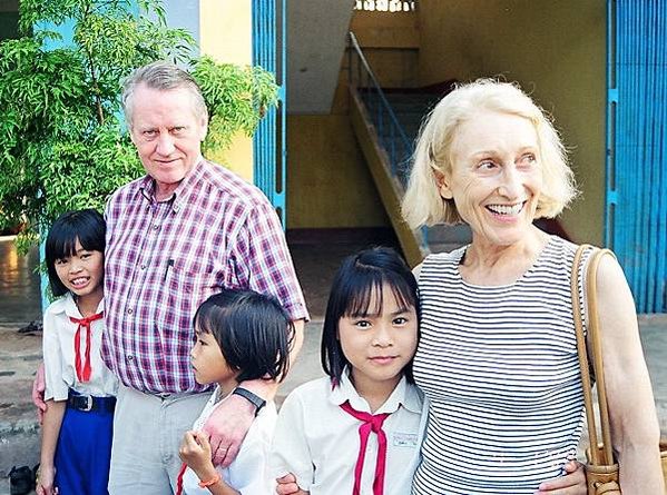 「慈善界的詹姆士·龐德」環球免稅集團（DFS）查克費尼投資免