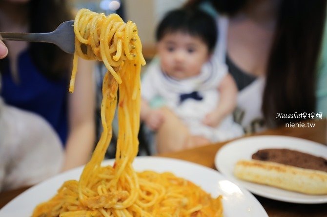 親子餐廳│苗栗頭份美食│義食屋Eataliano頭份中央店~引進洗球機清洗親子遊樂區球池。具備球賽大螢幕和射飛鏢遊戲65