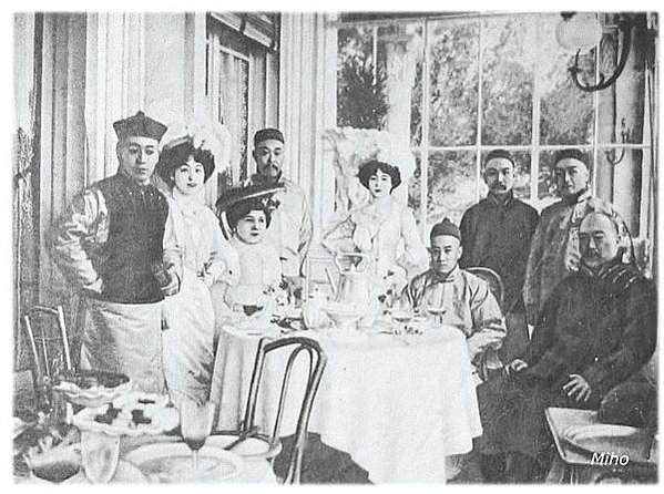 台灣女兵/女官裕容齡+裕德齡，與慈禧太后，1903年