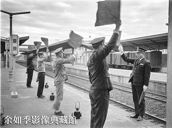 電土燈/鐵路旗語/民國50年代的豐原車站，前面示範旗號的是副