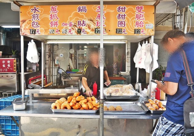 草屯無名甜甜圈、水煎包，躲在早市一隅的銅板價小吃，樸素小店不