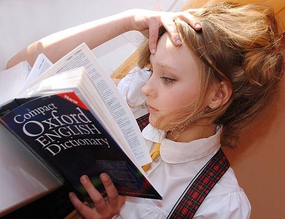 看書的少女