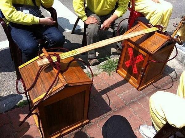 進香放頭旗/香擔/ 放頭旗→登轎→出發→到北港→拜天公─進火