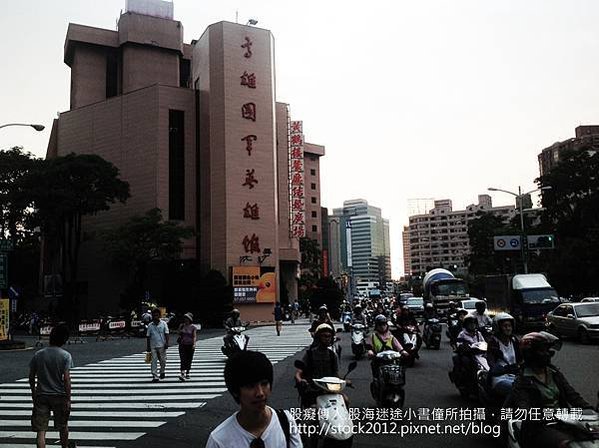 [高雄.旅遊]Rubber duck in Taiwan(黃色小鴨在台灣,巨鴨,橡皮鴨):愛河,光榮碼頭,夜景,圖文遊記-2(范可欽,周邊商品,缺貨,台中,桃園,21貝兒,由來,飯店,真愛碼頭)