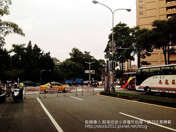 [高雄.旅遊]Rubber duck in Taiwan(黃色小鴨在台灣,巨鴨,橡皮鴨):愛河,光榮碼頭,夜景,圖文遊記-2(范可欽,周邊商品,缺貨,台中,桃園,21貝兒,由來,飯店,真愛碼頭)2