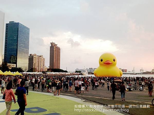 [高雄.旅遊]Rubber duck in Taiwan(黃色小鴨在台灣,巨鴨,橡皮鴨):愛河,光榮碼頭,夜景,圖文遊記-2(范可欽,周邊商品,缺貨,台中,桃園,21貝兒,由來,飯店,真愛碼頭)13