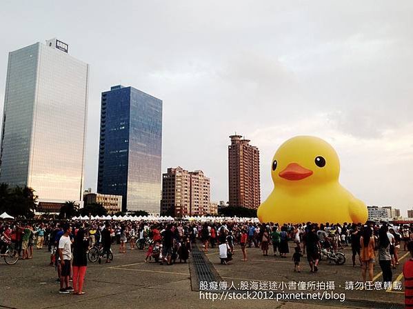 [高雄.旅遊]Rubber duck in Taiwan(黃色小鴨在台灣,巨鴨,橡皮鴨):愛河,光榮碼頭,夜景,圖文遊記-2(范可欽,周邊商品,缺貨,台中,桃園,21貝兒,由來,飯店,真愛碼頭)1312