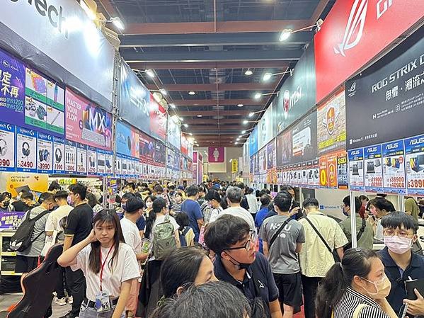 AI PC為今年電腦展最大亮點，鎖定企業商務需求和內容創作者，小資族群也有相應的AI筆電可供選擇。