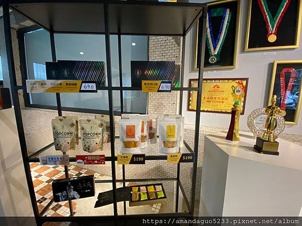｜食記-台北市信義區｜女王飯捲｜新開幕！鳳梨酥達人高女婿改賣