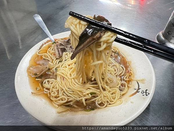 ｜食記-新北市三重區｜阿誠鱔魚麵｜五華街巷內鱔魚麵，看起來很