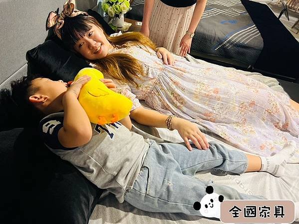 親子最幸福的床邊時光！終於挑到適合我們的床墊 彰化買床墊、沙