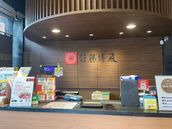 2023台中美食推薦》勝博殿（崇德店）：和媽媽一起吃勝博殿，沿襲日本職人精神的超厲害豬排，北海道獨家醬汁，精緻擺盤與高品質餐點，跨海美味就在舌尖留連不去 (3)