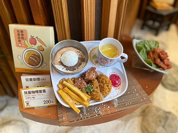 2023台中美食推薦》勝博殿（崇德店）：和媽媽一起吃勝博殿，沿襲日本職人精神的超厲害豬排，北海道獨家醬汁，精緻擺盤與高品質餐點，跨海美味就在舌尖留連不去 (7)