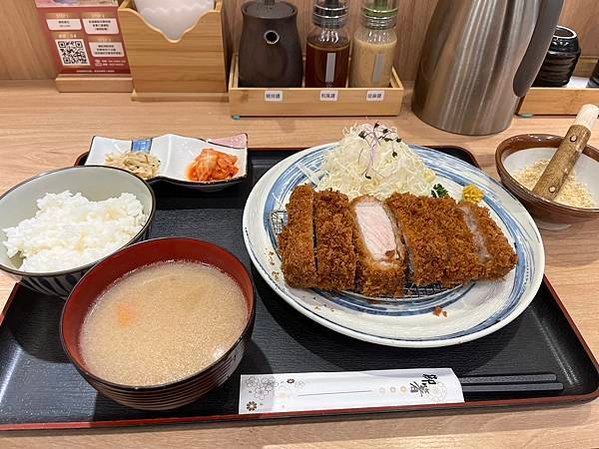 松山小巨蛋美食【富士豬排】(附菜單)超厚切炸豬排定食！豬里肌