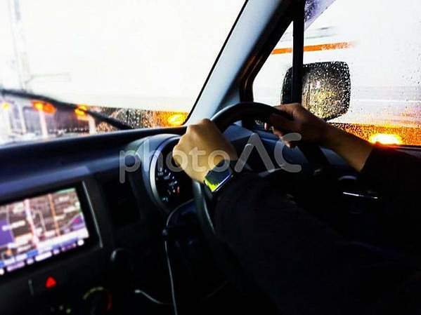 【汽車知識】車底滴水、大燈起霧是故障嗎？4種其實「正常」的車