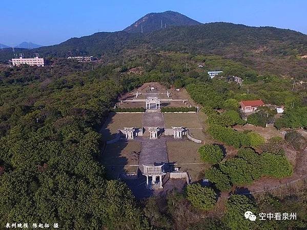 施琅墓園形似巨艦墓庭隨山勢分7層而上,石馬、石虎、石羊、石獅