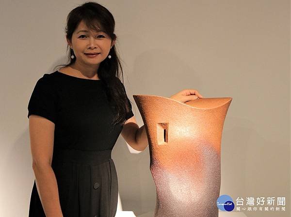 客家妹/賴羿廷運用傳統製作水缸的手擠坯古技法，結合西方美學及