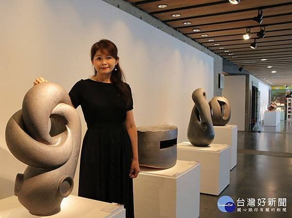 客家妹/賴羿廷運用傳統製作水缸的手擠坯古技法，結合西方美學及