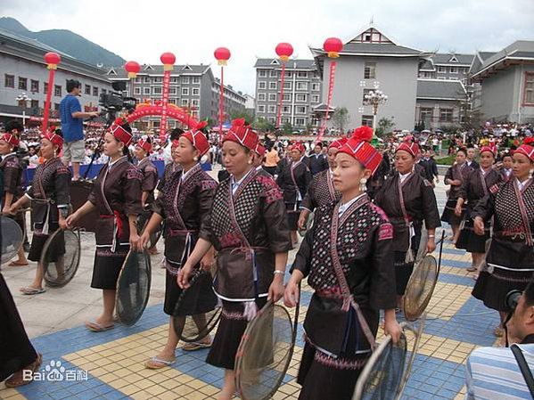 苗族女神像《仰阿莎》意為「清水姑娘」，是一首苗族長篇愛情敘事