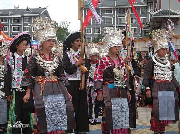 苗族女神像《仰阿莎》意為「清水姑娘」，是一首苗族長篇愛情敘事