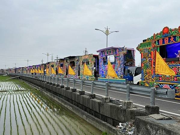 彰化縣芬園鄉縣庄村福德宮66布袋戲團排600米!台灣布袋戲偶